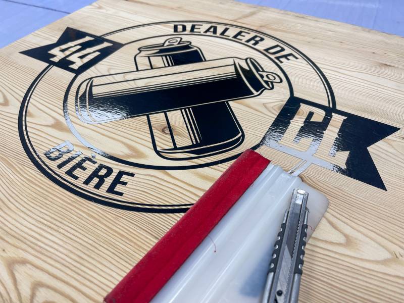 Pose d’une enseigne drapeau en bois pour 44CL à Strasbourg