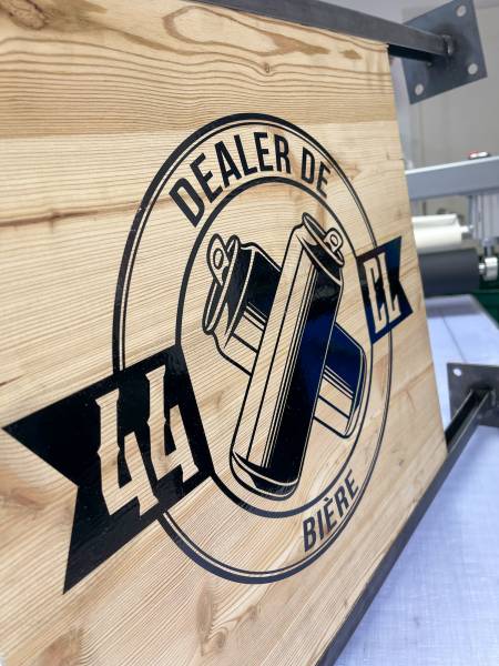 Pose d’une enseigne drapeau en bois pour 44CL à Strasbourg