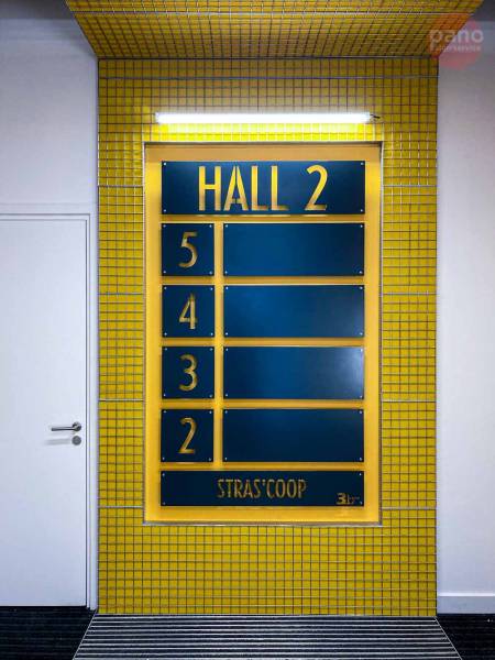 Signalétique directionnelle entrée Coop en plaque ajouré