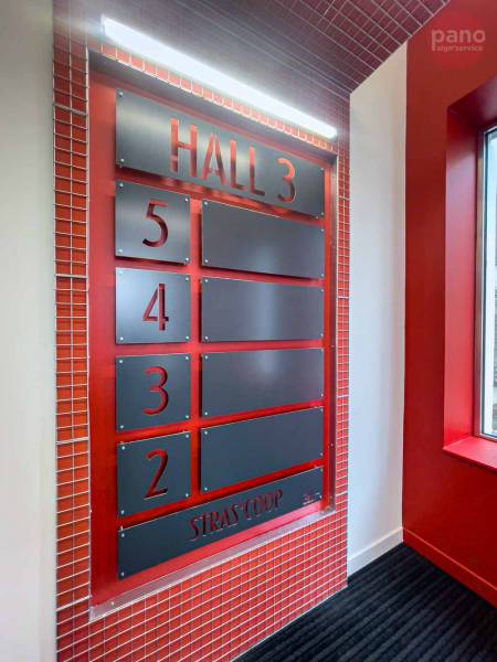 Signalétique directionnelle entrée Coop en plaque ajouré