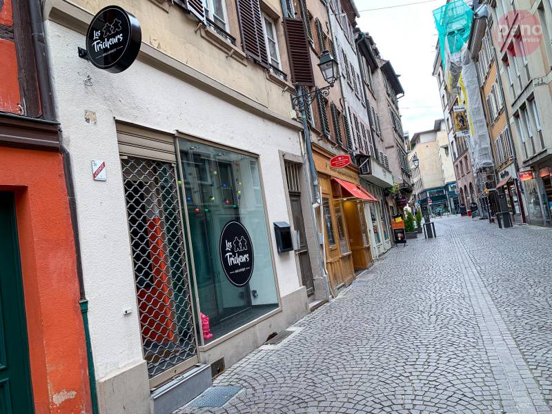 Enseigne drapeau double face lumineuse ronde pour le bar les tricheurs à strasbourg