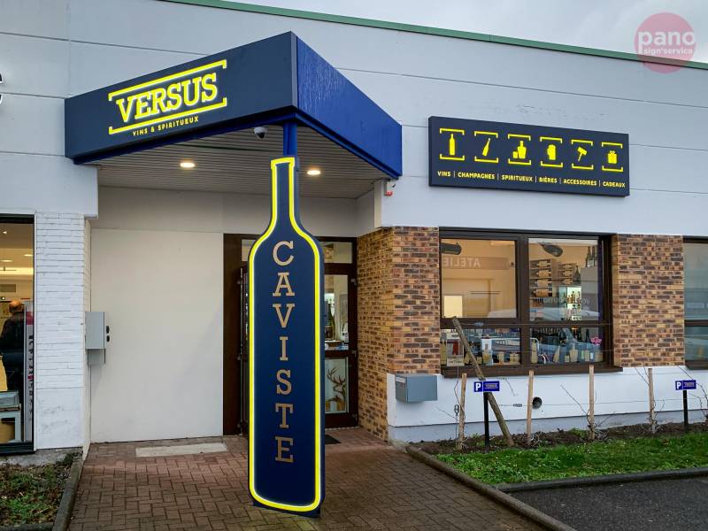 Enseigne lumineuse ajourée avec Plexiglas sortant pour  Versus à Strasbourg