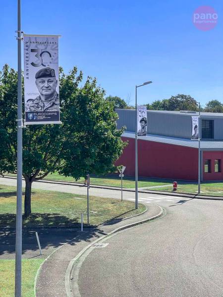 Kakemono suspendu pour eurororps a Strasbourg