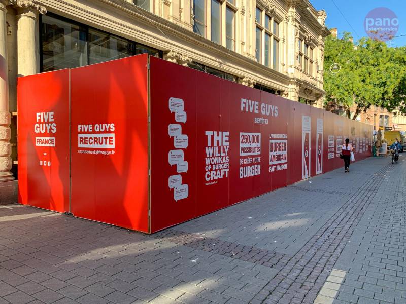 Habillage de palissade de chantier pour ouverture de magasin Five Guys à Strasourg Hypercentre