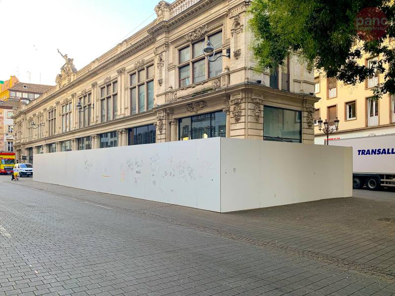 Habillage de palissade de chantier pour ouverture de magasin Five Guys à Strasourg Hypercentre