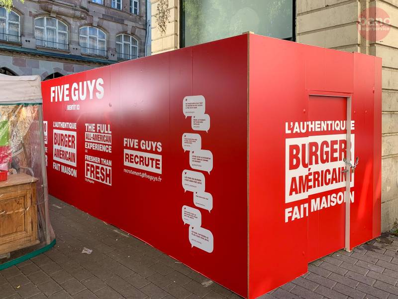 Habillage de palissade de chantier pour ouverture de magasin Five Guys à Strasourg Hypercentre