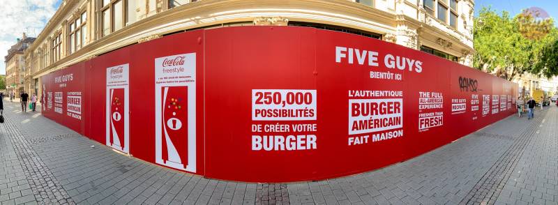Habillage de palissade de chantier pour ouverture de magasin Five Guys à Strasourg Hypercentre