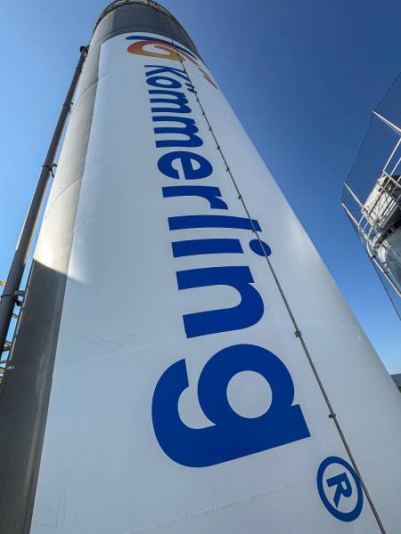 Enseigne commerciale en vinyle sur silo de 28m, réalisée pour Profine à Marmoutier, une signalétique grand format alliant visibilité et impact visuel