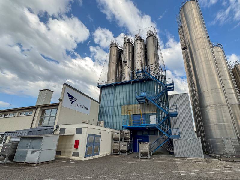 Enseigne commerciale en vinyle sur silo de 28m, réalisée pour Profine à Marmoutier, une signalétique grand format alliant visibilité et impact visuel