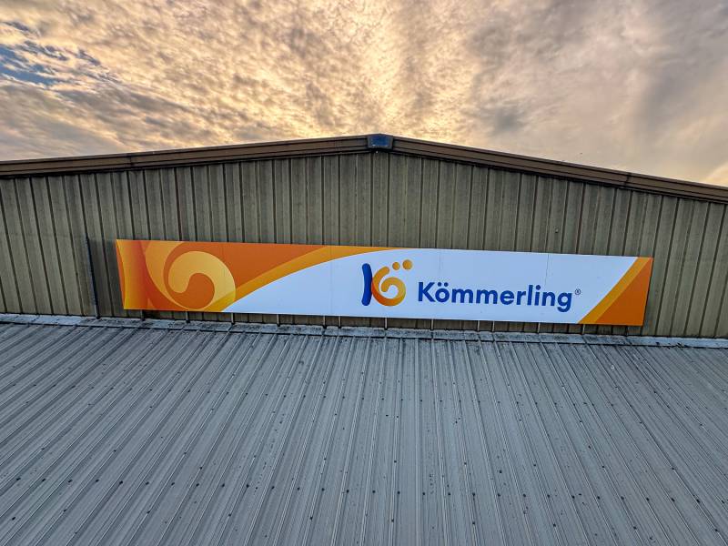 Enseigne commerciale en vinyle sur silo de 28m, réalisée pour Profine à Marmoutier, une signalétique grand format alliant visibilité et impact visuel