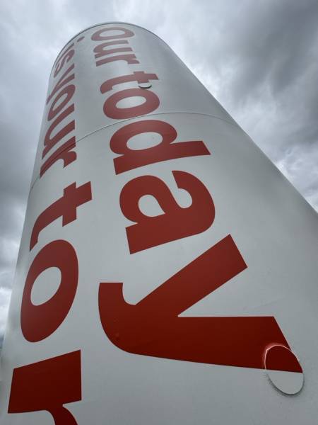 Gros plan sur le marquage vertical rouge “Our today is your tomorrow” appliqué sur un silo Neustark, symbole de l’engagement environnemental et des innovations durables