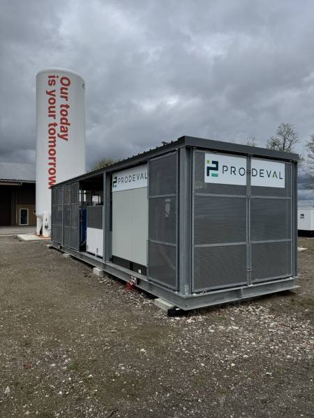 Installation industrielle de traitement de biogaz signée Prodeval, avec en arrière-plan un silo signalétique Neustark promouvant la capture du CO₂ et la durabilité environnementale