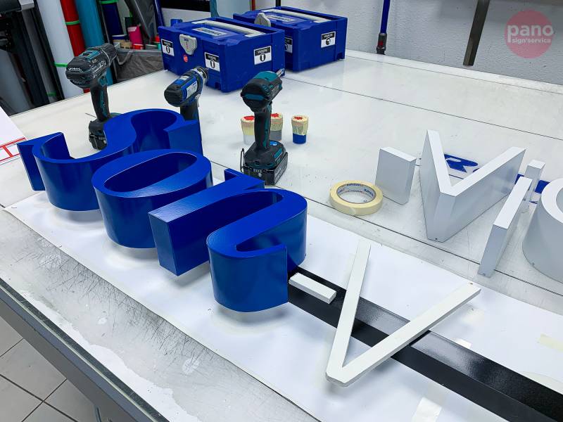 Lettres 3D en relief plexiglas avec lisses peintes au RAL pour le réseau Son & Vidéo à Strasbourg