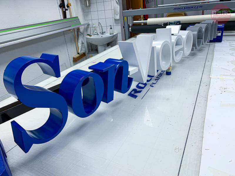 Lettres 3D en relief plexiglas avec lisses peintes au RAL pour le réseau Son & Vidéo à Strasbourg